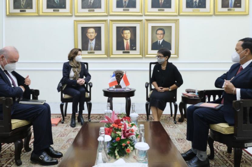 Menteri Luar Negeri (Menlu) RI Retno Marsudi bertemu Menteri Pertahanan Prancis Florence Parly di Gedung Pancasila, Kementerian Luar Negeri RI, Jakarta, Kamis (10/2/2022).