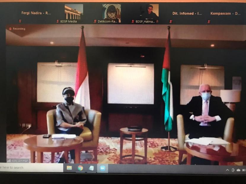 Menteri Luar Negeri (Menlu) RI Retno Marsudi dan Menlu Palestina Riyad Maliki melakukan jumpa pers virtual udai pertemuan di Dead Sea, Yordania, Rabu (10/2)