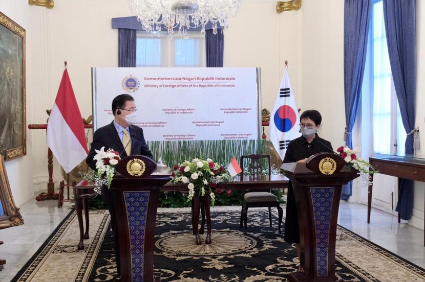 Menteri Luar Negeri (Menlu) RI Retno Marsudi dan Menlu Korea Selatan (Korsel) Chung Eui-yong melakukan pertemuan bilateral resmi di Gedung Pancasila, Kementerian Luar Negeri RI, Jakarta, Jumat (25/6) 