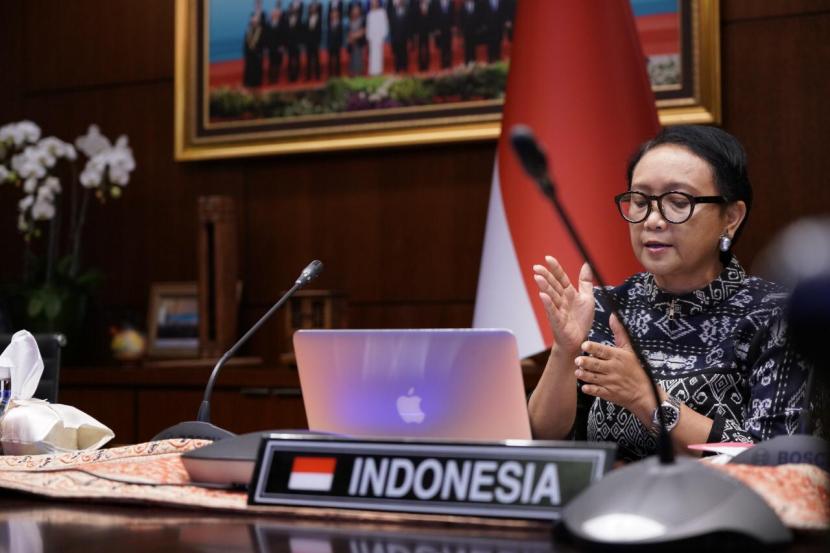 Menteri Luar Negeri (Menlu) RI Retno Marsudi melakukan pertemuan virtual dengan 8 Menlu Perempuan dunia membahas dampak Covid-19 terhadap perempuan, Kamis (16/4) malam