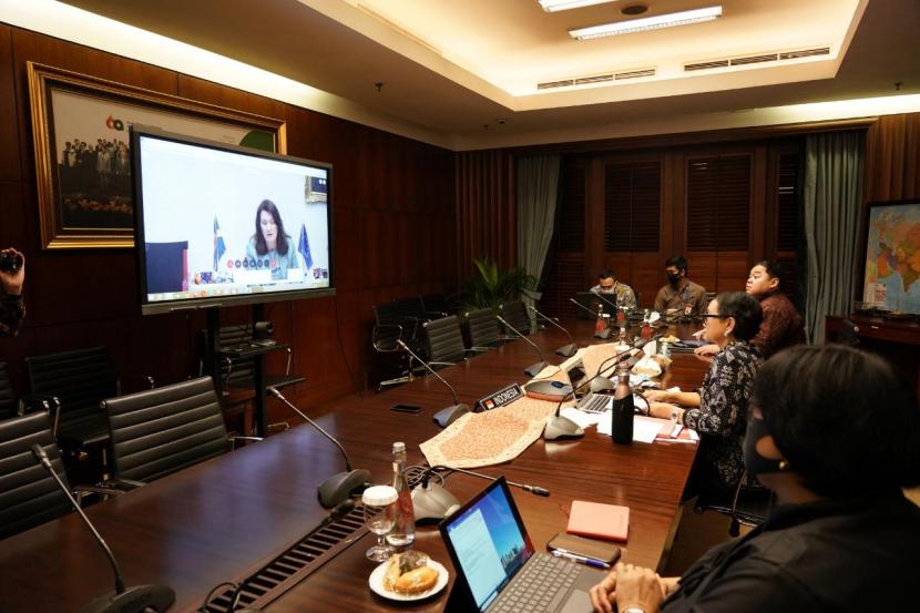 Menteri Luar Negeri (Menlu) RI Retno Marsudi melakukan pertemuan virtual dengan 8 Menlu Perempuan dunia membahas dampak Covid-19 terhadap perempuan, Kamis (16/4) malam. Indonesia masih memantau posisi Australia soal investigasi Covid-19. Ilustrasi.
