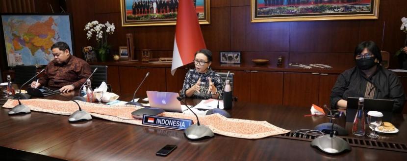 Menteri Luar Negeri (Menlu) RI Retno Marsudi melakukan pertemuan virtual dengan 8 Menlu Perempuan dunia membahas dampak Covid-19 terhadap perempuan, Kamis (16/4) malam