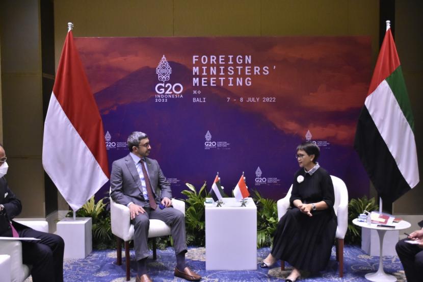 Menteri Luar Negeri (Menlu) RI Retno Marsudi melakukan pertemuan bilateral dengan Menlu Persatuan Emirat Arab (PEA) Shaikh Abdullah Bin Zayed Al Nahyan di Bali, Rabu (6/7/2022).