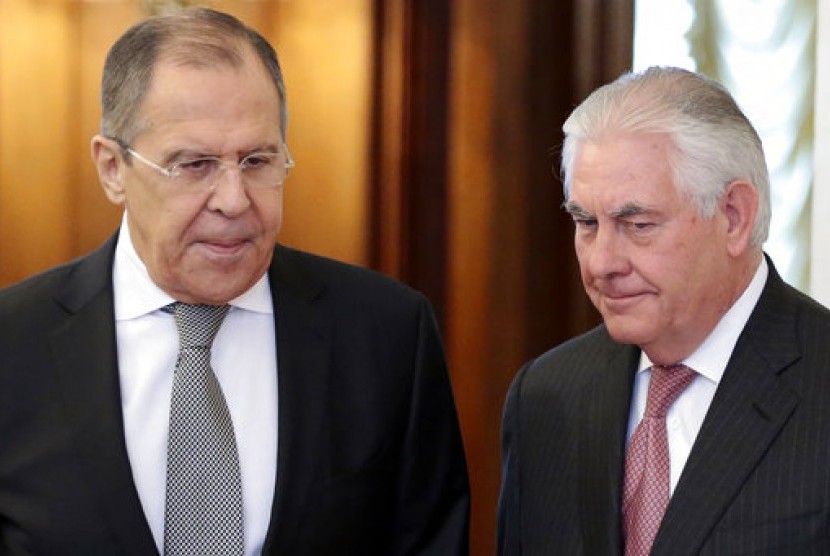 Menteri Luar Negeri (Menlu) Rusia Sergei Lavrov (kiri) dan Menlu AS Rex Tillerson saat akan menggelar pembicaraan di Moskow, Rusia, 12 April 2017.