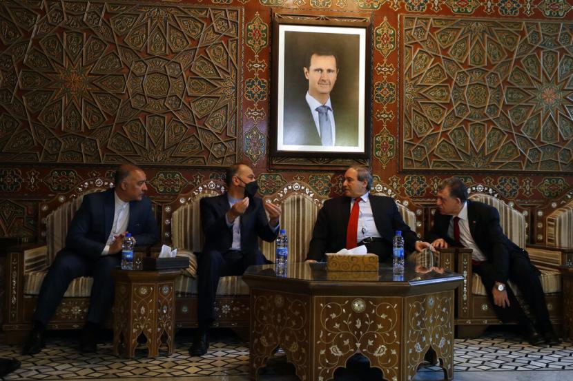 Menteri Luar Negeri (Menlu) Suriah Faisal Mekdad, tengah kanan, melakukan pertemuan dengan Menlu Iran Hossein Amir-Abdollahian di Damaskus, Rabu (23/3/2022). 