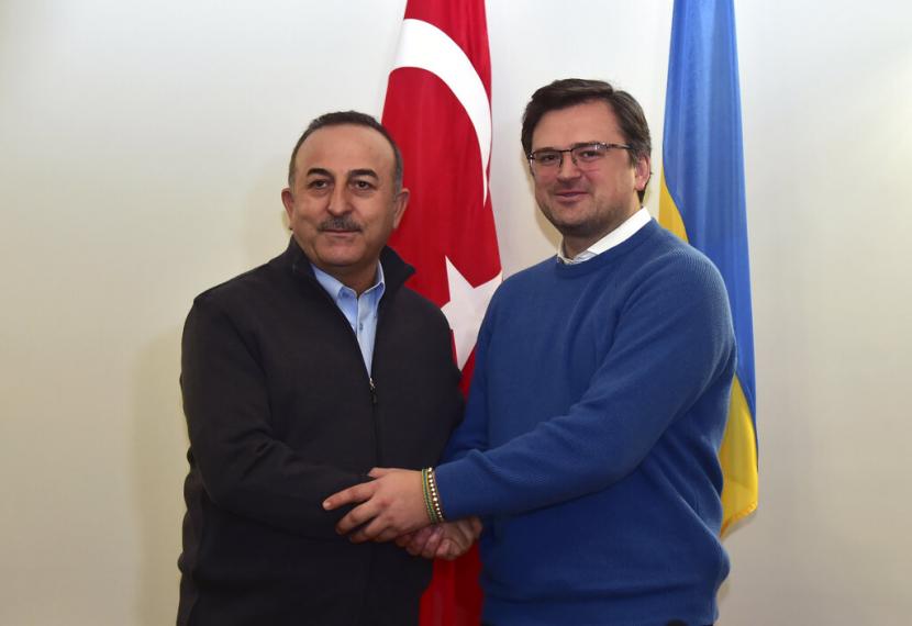 Menteri Luar Negeri (Menlu) Turki Mevlut Cavusoglu bersalaman dengan Menlu Ukraina Dmytro Kuleba, dalam pertemuan di Lviv, Ukraina, Kamis (17/3/2022).