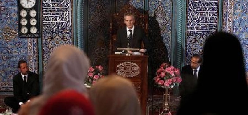 Menteri Luar Negeri Norwegia, Jonas Gahr Store memberikan kata sambutan dalam acara doa bersama bagi korban penembakan di masjid Oslo