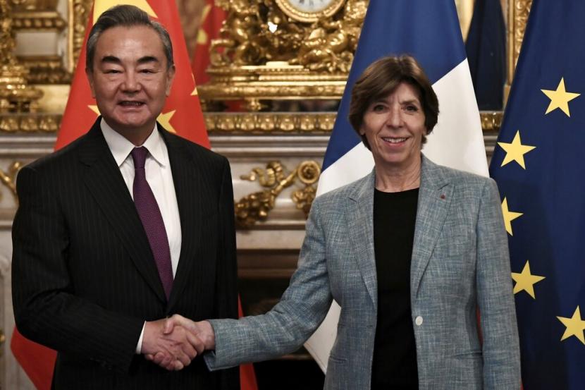 Menteri Luar Negeri Prancis Catherine Colonna, kanan, menyapa pejabat tinggi kebijakan luar negeri China Wang Yi sebelum pertemuan mereka di Paris Prancis, Rabu, 15 Februari 2023.