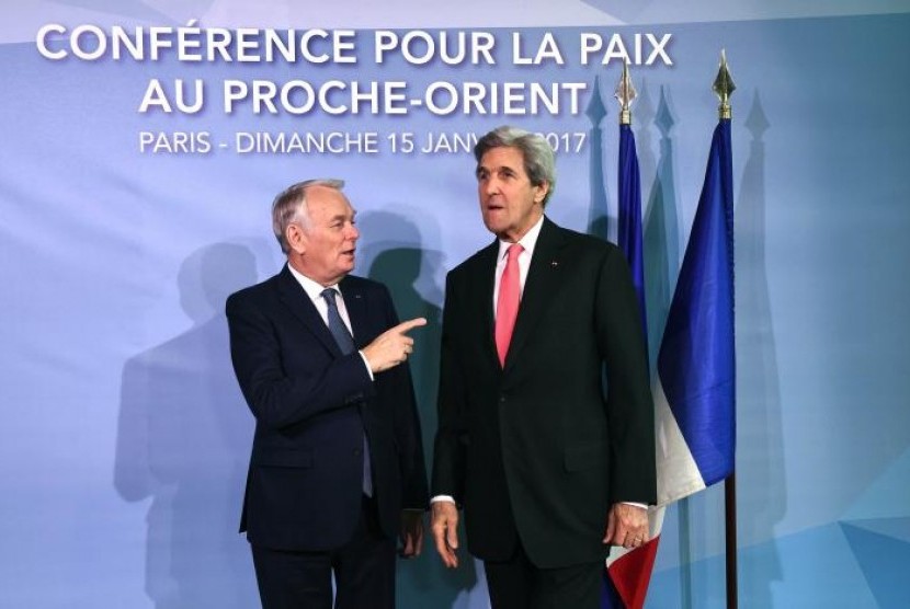 Menteri Luar Negeri Prancis Jean-Marc Ayrault menyambut Menlu AS John Kerry untuk Konferensi Perdamaian Timur Tengah di Paris, Prancis, 15 Januari 2017. 