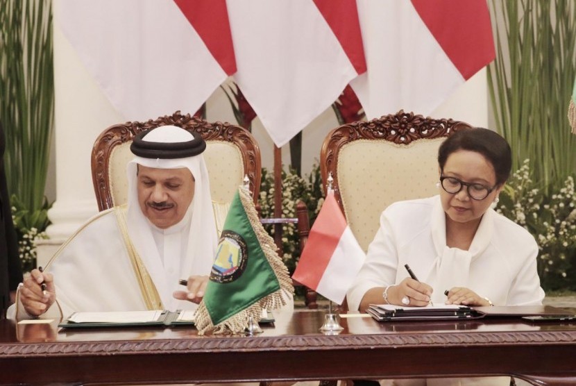 Menteri Luar Negeri Republik Indonesia (Menlu) Retno LP Marsudi menerima kunjungan Sekretaris Jenderal Gulf Cooperation Council of the Arab States (GCC), Abdul Latif bin Rashid Al-Zayani di Jakarta, Rabu (28/8).