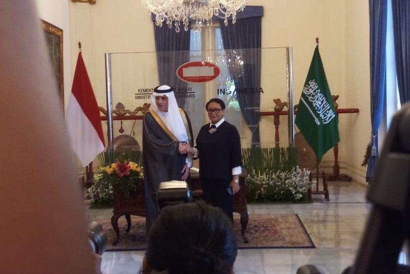 Menteri Luar Negeri Republik Indonesia (RI) Retno Marsudi dan Menteri Luar Negeri Arab Saudi Adel ibn Ahmed al-Jubeir melakukan pertemuan bilateral join commision ke- 10 di Kemenlu RI, Jakarta, Selasa (23/10).