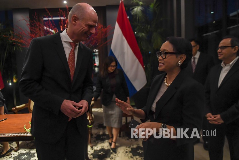 Menteri Luar Negeri Retno L.P. Marsudi (kanan) berbincang bersama Menteri Luar Negeri Belanda Stephanus Abraham Blok, pada penandatanganan nota kesepahaman kerja sama Indonesia-Belanda di Jakarta, Senin (9/3/2020).(Antara/Muhammad Adimaja)