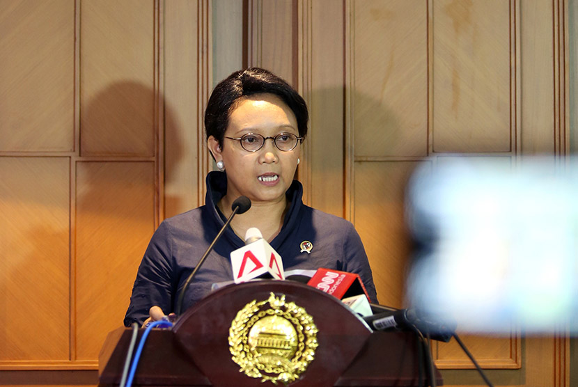 Menteri Luar Negeri Retno L.P. Marsudi memberikan pernyataan pers di Kantor Kementerian Luar Negeri, Jakarta, (29/3).