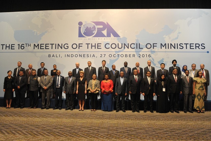 Menteri Luar Negeri Retno L.P Marsudi (tengah) berfoto bersama bersama para menteri/wakil menteri anggota Indian Ocean Rim Association (IORA) pada pertemuan ke-16 tingkat menteri anggota Indian Ocean Rim Association (IORA) di Nusa Dua, Bali, Kamis (27/10).