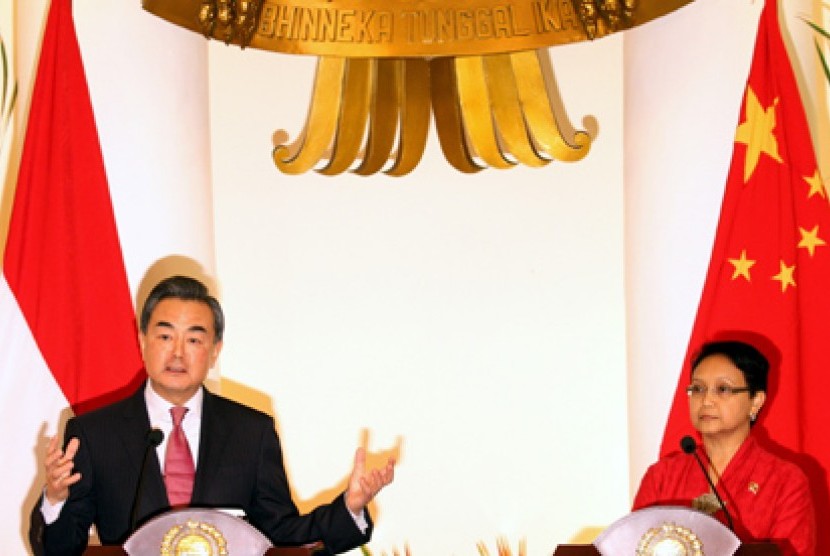 Menteri Luar Negeri Retno Lestari Priansari Marsudi (kanan) didampingi Menteri Luar Negeri Republik Rakyat Tiongkok Wang Yi (kiri) memberikan keterangan seusai melakukan pertemuan bilateral di Gedung Pancasila, Kemenlu, Jakarta, Senin (3/11).