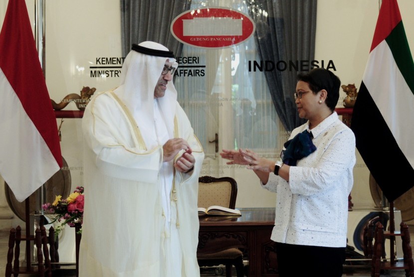 Menteri Luar Negeri Retno LP Marsudi (kanan) berbincang dengan utusan khusus Presiden Persatuan Emirat Arab (PEA) Abdul Rahman bin Mohammed Al-Owais (kiri) yang juga menjabat Menteri Kesehatan dan Pencegahan PEA saat tiba di Gedung Pancasila, Kementerian Luar Negeri, Jakarta, Kamis (15/6).