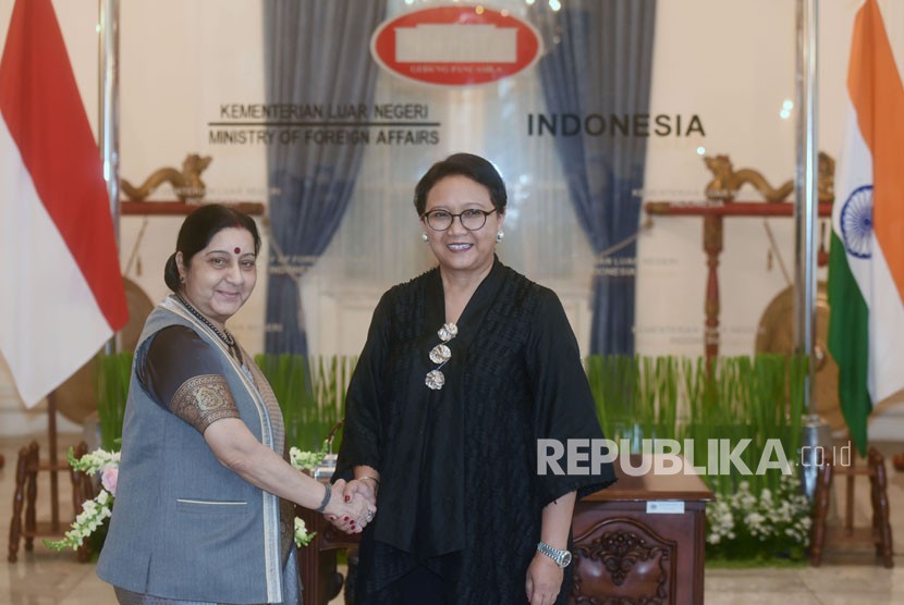 Menteri Luar Negeri Retno LP Marsudi (kanan) berjabat tangan dengan Menteri Luar Negeri India Sushma Swaraj (kiri). Menlu Retno menggarisbawahi pentingnya toleransi dalam masyarakat multikultural saat ini