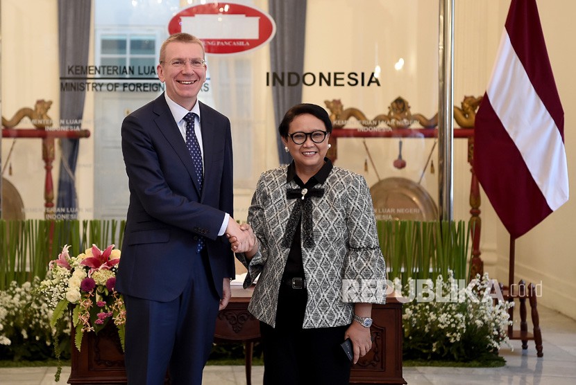 Menteri Luar Negeri Retno LP Marsudi (kanan) berjabat tangan dengan Menlu Latvia Edgars Rink vi s (kiri) menandatangani buku tamu saat berkunjung di Gedung Pancasila, Kementerian Luar Negeri, Jakarta, Jumat (19/7/2019).