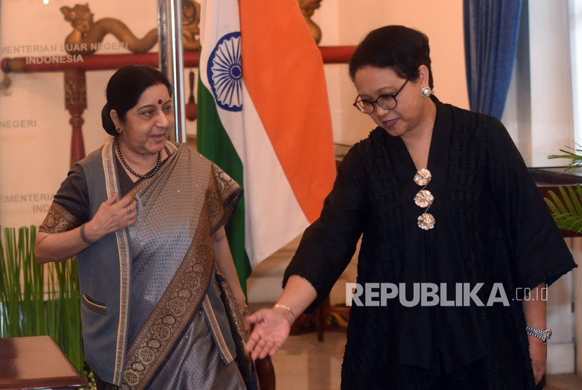 Indonesian Foreign Minister Retno Marsudi meets her Indian counterpart Sushma Swaraj (left).