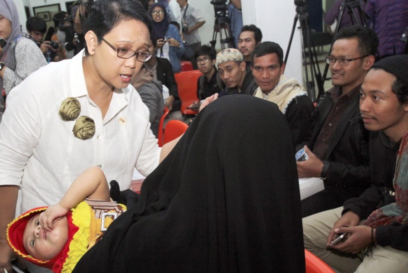 Menteri Luar Negeri Retno LP Marsudi (kiri) berbincang dengan sejumlah warga negara Indonesia yang kembali dari Yaman setibanya di Bandara Soekarno Hatta, Tangerang, Banten, Minggu (5/4).