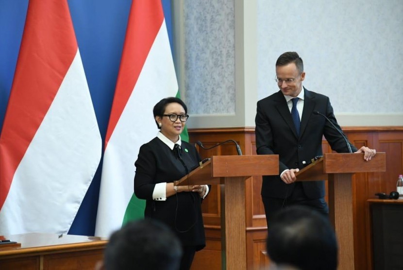 Menteri Luar Negeri Retno LP Marsudi melakukan kunjungan kerja ke Budapest, Hungaria bertemu dengan Menteri Luar Negeri dan Perdagangan Hungaria Peter Szijjarto, Selasa (17/9).