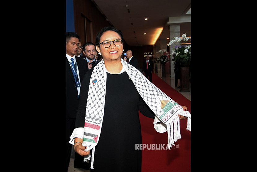 Foreign Affairs Minister Retno Marsudi shows her scarf with Palestinian and Indonesian flags at the sidelines of the 10th Bali Democracy Forum at Indonesia Convention Exebation (ICE) Serpong, Banten, on Thursday (December 7). 