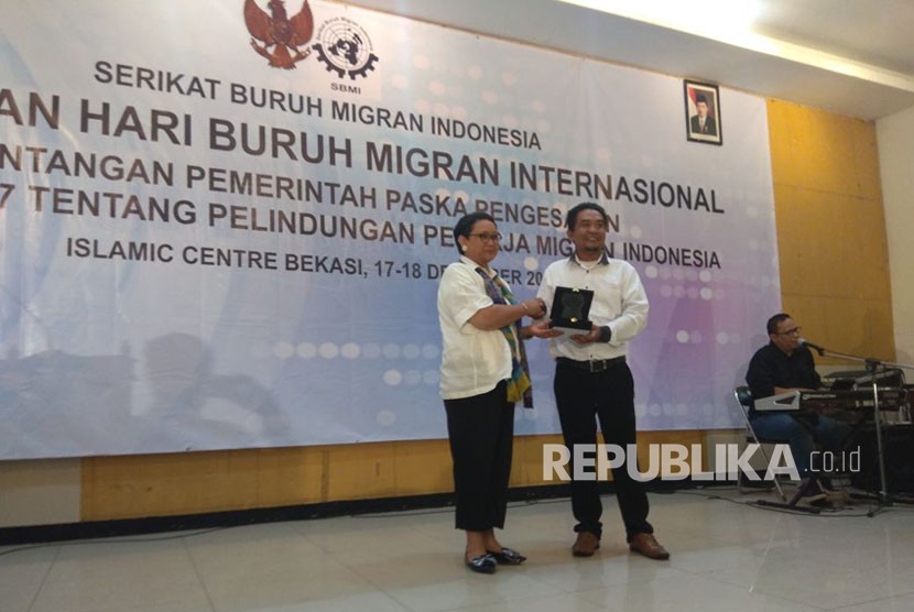 Menteri Luar Negeri Retno LP Marsudi saat menerima penghargaan.