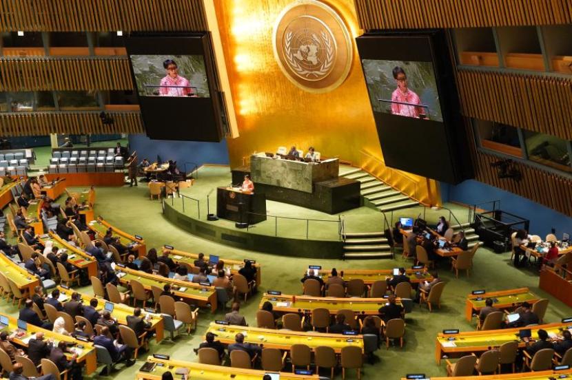 Menteri Luar Negeri Retno Marsudi berbicara dalam pertemuan darurat Sidang Majelis Umum PBB untuk membahas aksi ilegal Israel di wilayah pendudukan Palestina di New York, AS, Kamis (26/10/2023). 