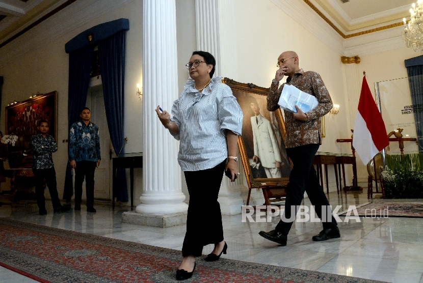 Menteri Luar Negeri Retno Marsudi berjalan setelah memberikan keterangan seusai bertemu dengan duta besar negara-negara Organisasi Kerjasama Islam (OKI) di Gedung Pancasila, Kemenlu, Jakarta, Selasa (25/7).
