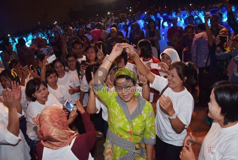 Menteri Luar Negeri Retno Marsudi berjoget dangdut bersama sejumlah TKI pada acara pertemuan 1000 TKI dengan Diaspora di Jakarta, Selasa (11/8). (Republika/Rakhmawaty La’lang)