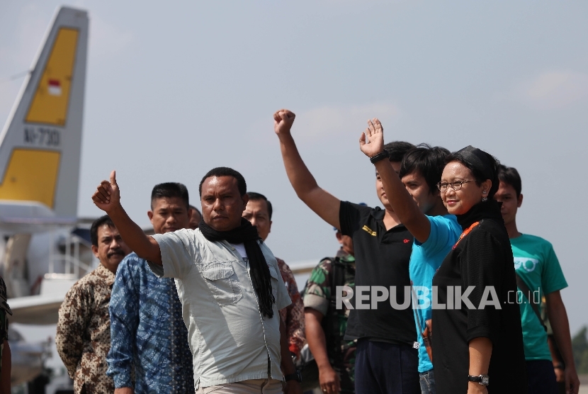 Menteri Luar Negeri Retno Marsudi bersama Empat WNI yang disandera kelompok Abu Sayyaf tiba di Bandara Halim Perdana Kusuma, Jakarta, Jumat (13/5). (Republika/Rakhmawaty La'lang)