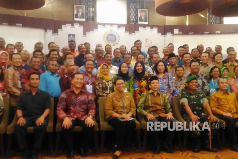 Menteri Luar Negeri Retno Marsudi bersama Gubernur NTB TGH Muhammad Zainul Majdi dalam Pertemuan Koordinasi dan Bintek Penanganan Permasalahan WNI di Luar Negeri untuk Pemangku Kepentingan Daerah di Mataram, NTB, Jumat (31/3).