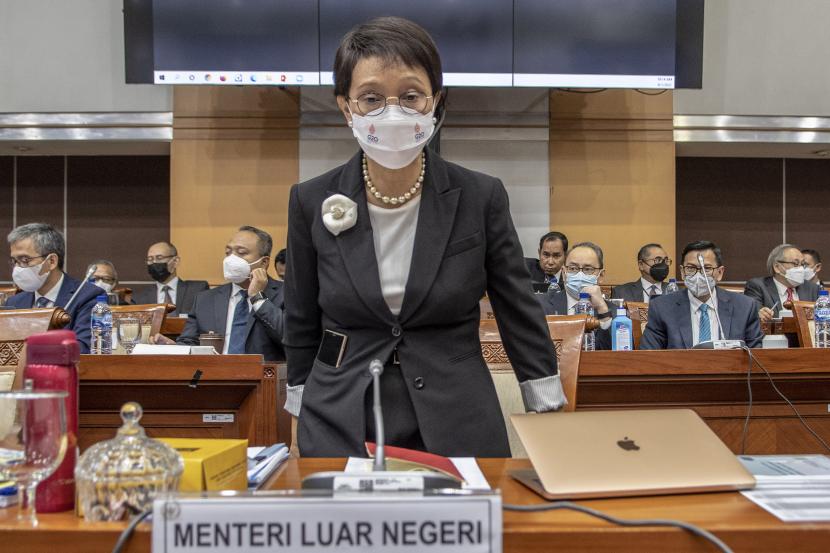 Menteri Luar Negeri Indonesia Retno Marsudi mengajak negara anggota Organisasi Kerja Sama Islam (OKI) untuk bekerja sama mengatasi tantangan global.