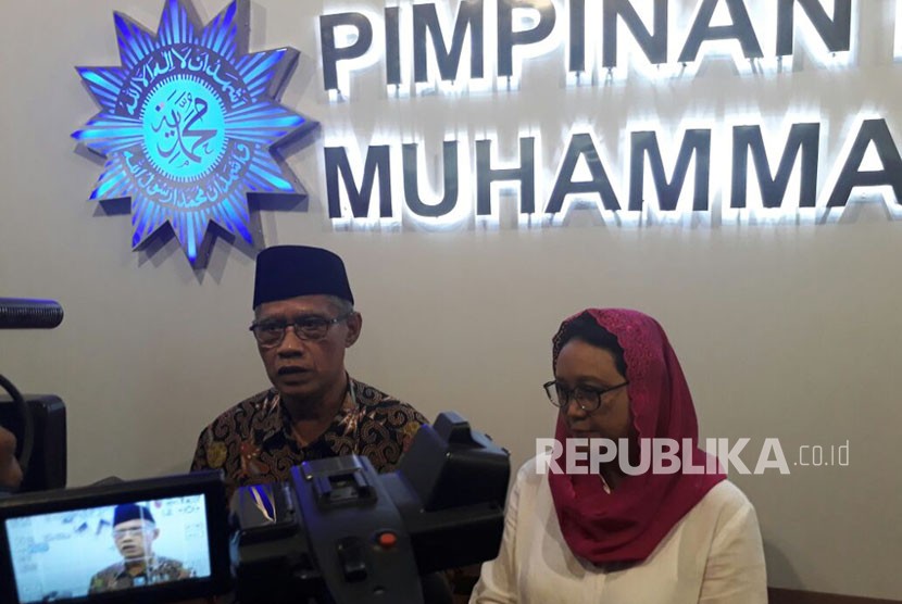 Foreign Affairs Minister Retno Marsudi visits Central Board of Muhammadiyah office in Yogyakarta.  Chairman of Muhammadiyah Haedar Nashir welcomes her on Friday (December 29, 2017).
