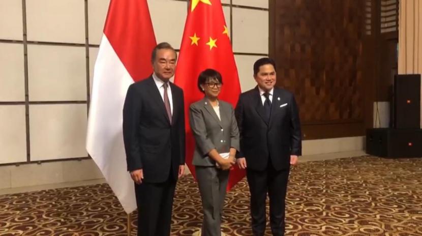 Menteri Luar Negeri Retno Marsudi dan Menteri BUMN Erick Thohir melakukan pertemuan bilateral dengan Menteri Luar Negeri Cina, Wang Yi di Sanya, China, Kamis (20/8) waktu setempat.