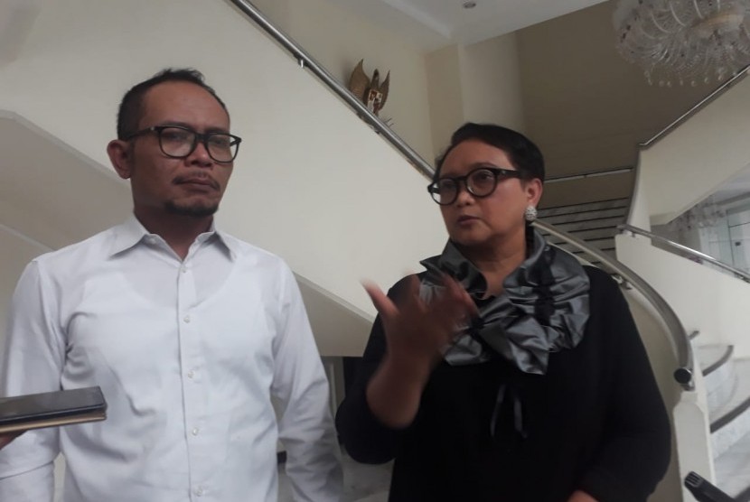 Menteri Luar Negeri Retno Marsudi dan Menteri Tenaga Kerja Hanif Dhakiri usai menghadap Wakil Presiden Jusuf Kalla di Kantor Wapres, Jakarta, Kamis (28/3).