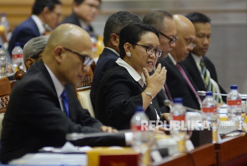 Foreign Minister Retno Marsudi conveys the results of a meeting with leaders of Myanmar and Bangladesh during a working meeting with House of Representatives Commission I at the Parliament Complex of Senayan, Jakarta, Monday (September 11).