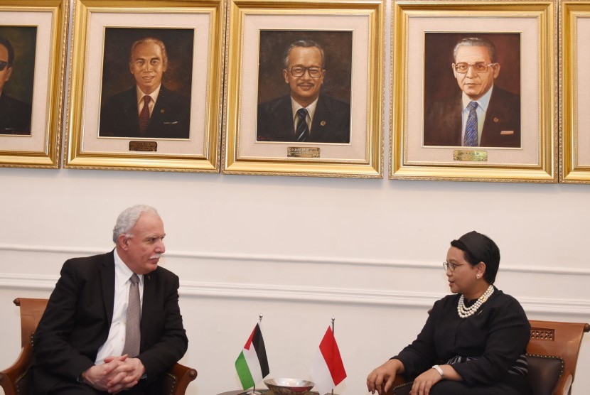 Menteri Luar Negeri Retno Marsudi (kanan) berbincang dengan Menteri Luar Negeri Palestina Riad Al Maliki saat melakukan pertemuan di Kementerian Luar Negeri, Jakarta, Senin (14/12).  (Antara/Hafidz Mubarak A.)