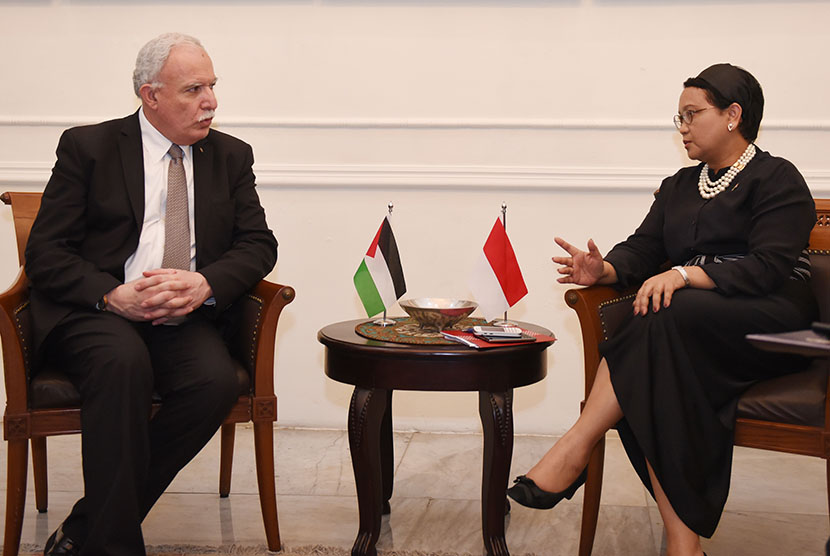 Menteri Luar Negeri Retno Marsudi (kanan) berbincang dengan Menteri Luar Negeri Palestina Riad Al Maliki saat melakukan pertemuan di Kementerian Luar Negeri, Jakarta, Senin (14/12).  (Antara/Hafidz Mubarak A.)