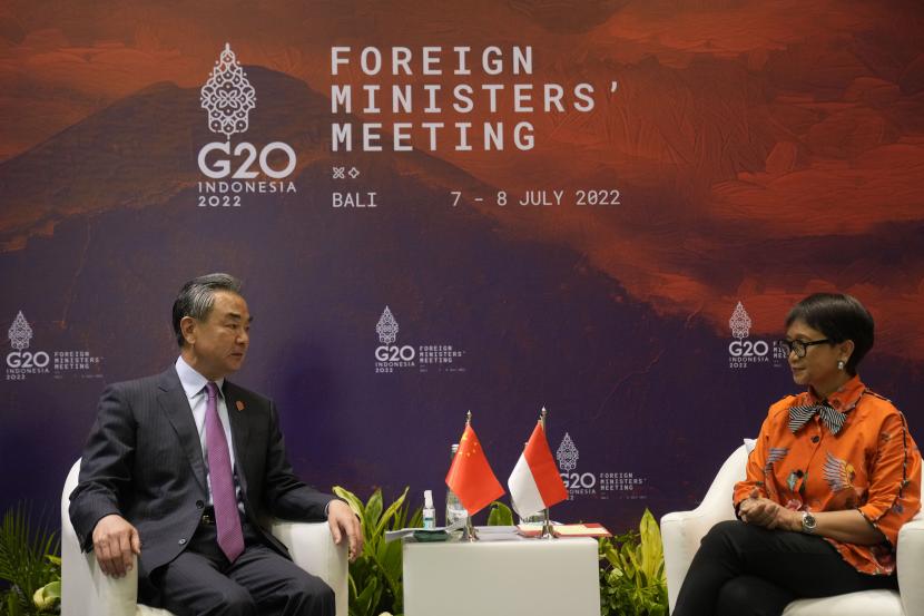 Menteri Luar Negeri Retno Marsudi (kanan) berbincang dengan Menteri Luar Negeri China Wang Yi dalam bilateral jelang pelaksanaan Pertemuan Menteri Luar Negeri G20 di Bali, Kamis (7/7/2022). 