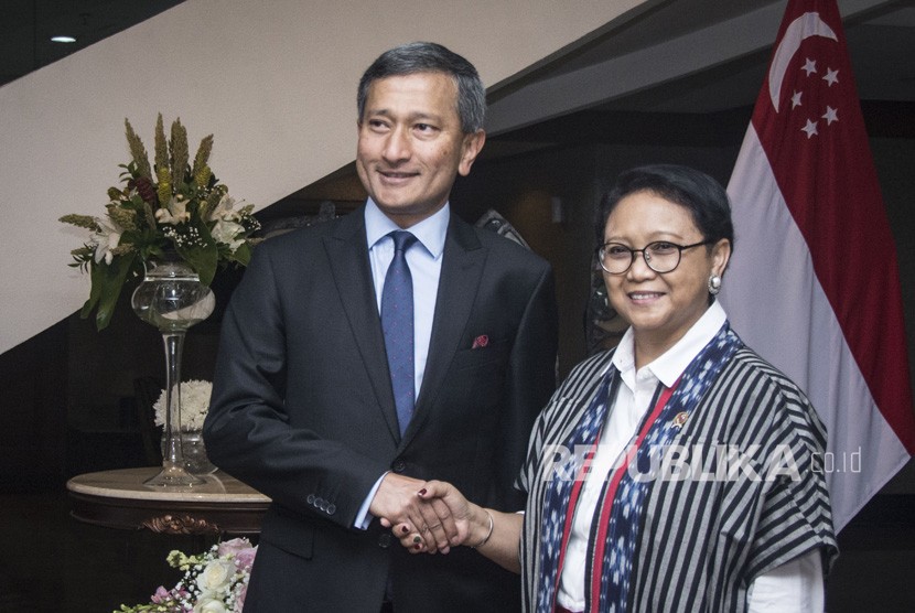 Menteri Luar Negeri Retno Marsudi (kanan) berjabat tangan dengan Menteri Luar Negeri Singapura Vivian Balakrishnan (kiri) dalam sebuah kesempatan bersama baru-baru ini.