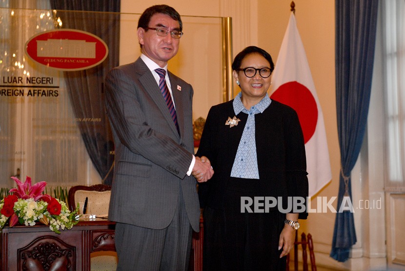 Menteri Luar Negeri Retno Marsudi (kanan) berjabat tangan dengan Menteri Luar Negeri Jepang Taro Kono untuk melakukan dialog strategis keenam Indonesia-Jepang di Kementerian Luar Negeri, Jakarta, Senin (25/6). 