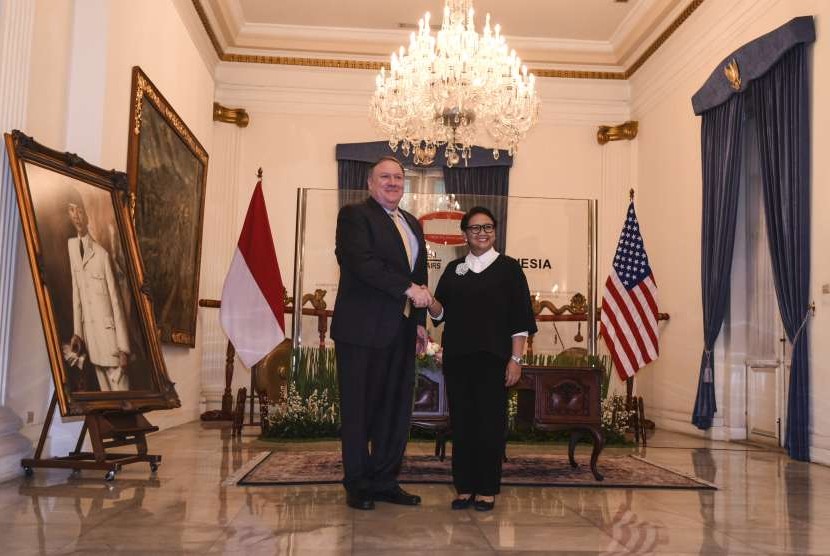 Menteri Luar Negeri Retno Marsudi (kanan) berjabat tangan dengan Menteri Luar Negeri AS Mike Richard Pompeo (kiri) sebelum melakukan pertemuan di Gedung Pancasila, Kementerian Luar Negeri, Jakarta, Sabtu (4/8).