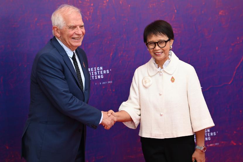 Menteri Luar Negeri Retno Marsudi (kanan) berjabat tangan dengan Perwakilan Tinggi Uni Eropa urusan Luar Negeri dan Keamanan Josep Borrell.