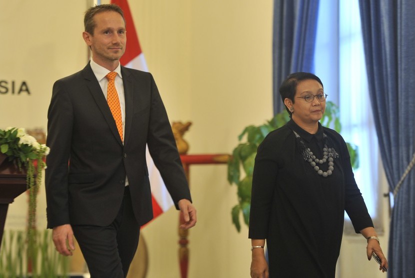 Menteri Luar Negeri Retno Marsudi (kanan) bersama Menteri Luar Negeri Denmark Kristian Jensen (kiri). 