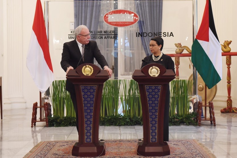 Menteri Luar Negeri Retno Marsudi (kanan) bersama Menteri Luar Negeri Palestina Riad Al Maliki memberikan pernyataan usai melakukan pertemuan di Kementerian Luar Negeri, Jakarta, Senin (14/12). (Antara/Hafidz Mubarak A.)
