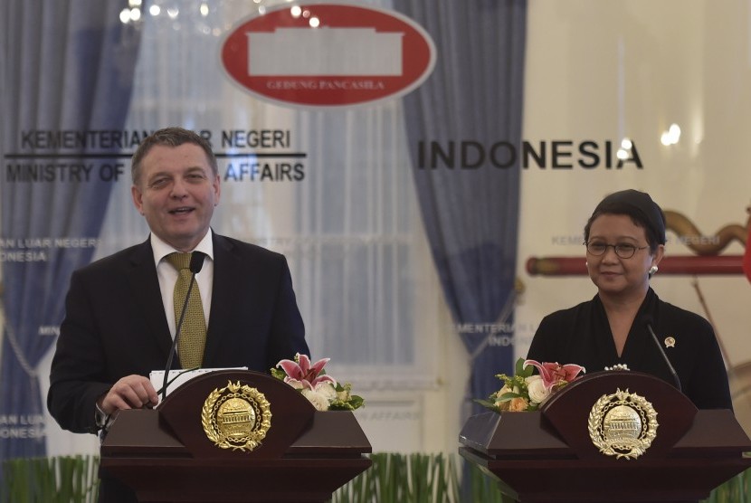 Menteri Luar Negeri Retno Marsudi (kanan) bersama Menteri Luar Negeri Republik Ceko Lubomir Zaoralek (kiri) menyampaikan hasil pertemuan di Kementerian Luar Negeri, Jakarta, Kamis (25/2). 