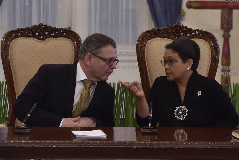 Indonesian Minister of Foreign Affairs Retno L.P. Marsudi and his Czech counterpart, Lubomir Zaoralek