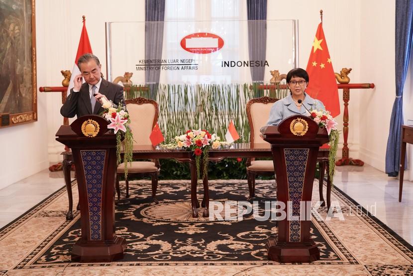 Menteri Luar Negeri Retno Marsudi (kanan) bersama Menteri Luar Negeri China Wang Yi (kiri) memberikan keterangan seusai pertemuan bilateral di Kantor Kemenlu, Jakarta, Rabu (13/1/2021). Pertemuan tersebut untuk meningkatkan hubungan bilateral kedua negara, diantaranya kerja sama di bidang kesehatan dan ekonomi. 