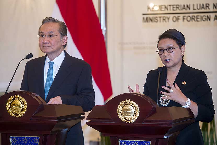 Menteri Luar Negeri Retno Marsudi (kanan) dan Menteri Luar Negeri Thailand Don Pramudwinai (kiri) memberikan keterangan pers di Gedung Pancasila, Kemenlu, Jakarta, Kamis (11/2). 